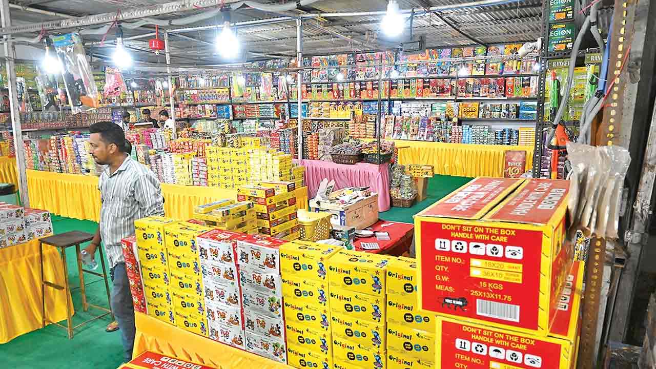 Firecrackers | బాణసంచా దుకాణాలకు లైసెన్స్ తప్పనిసరి.. పోలీసుల ఆదేశాలు
