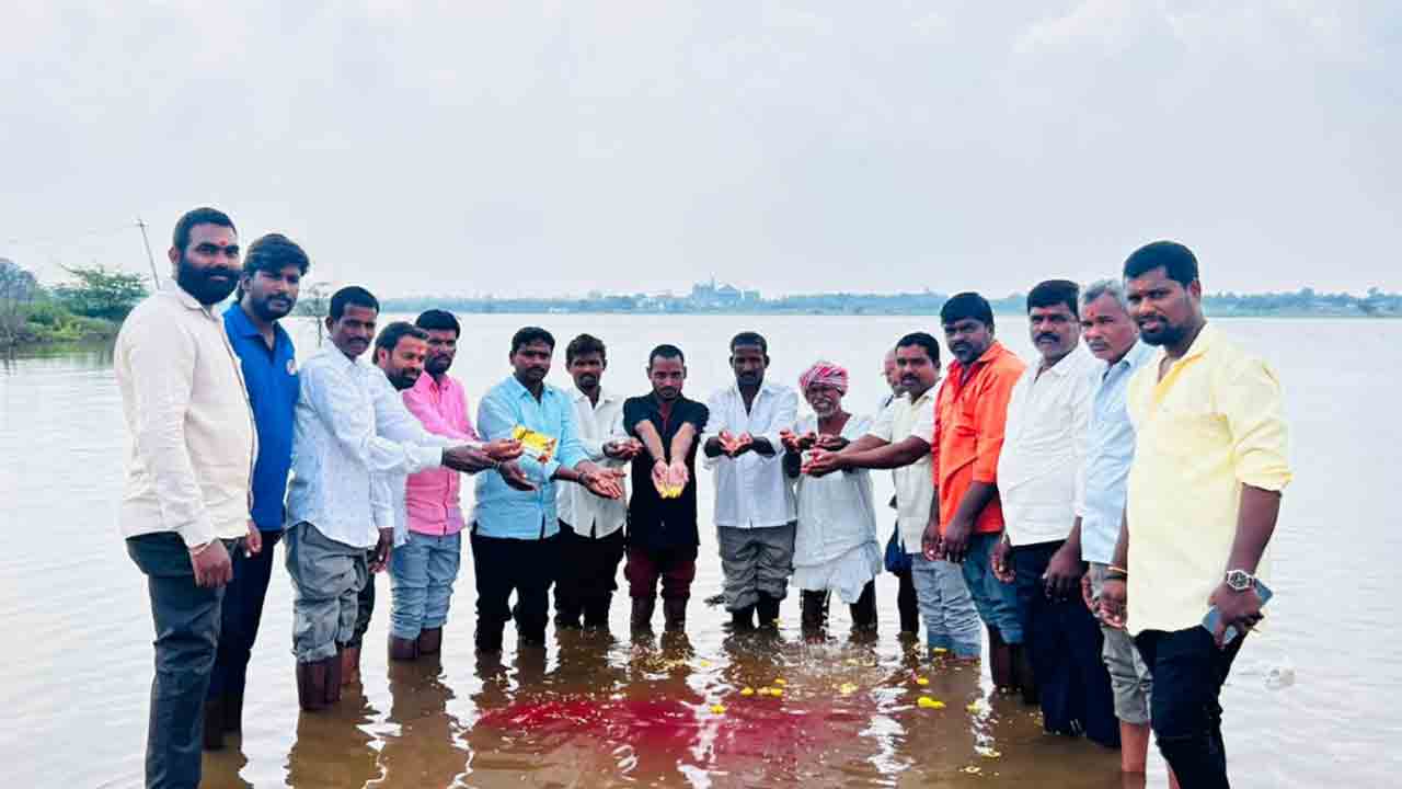 Kandukuru | మత్యృ కారులకు ఉచితంగా చేపలను పంపిణీ చేయాలి