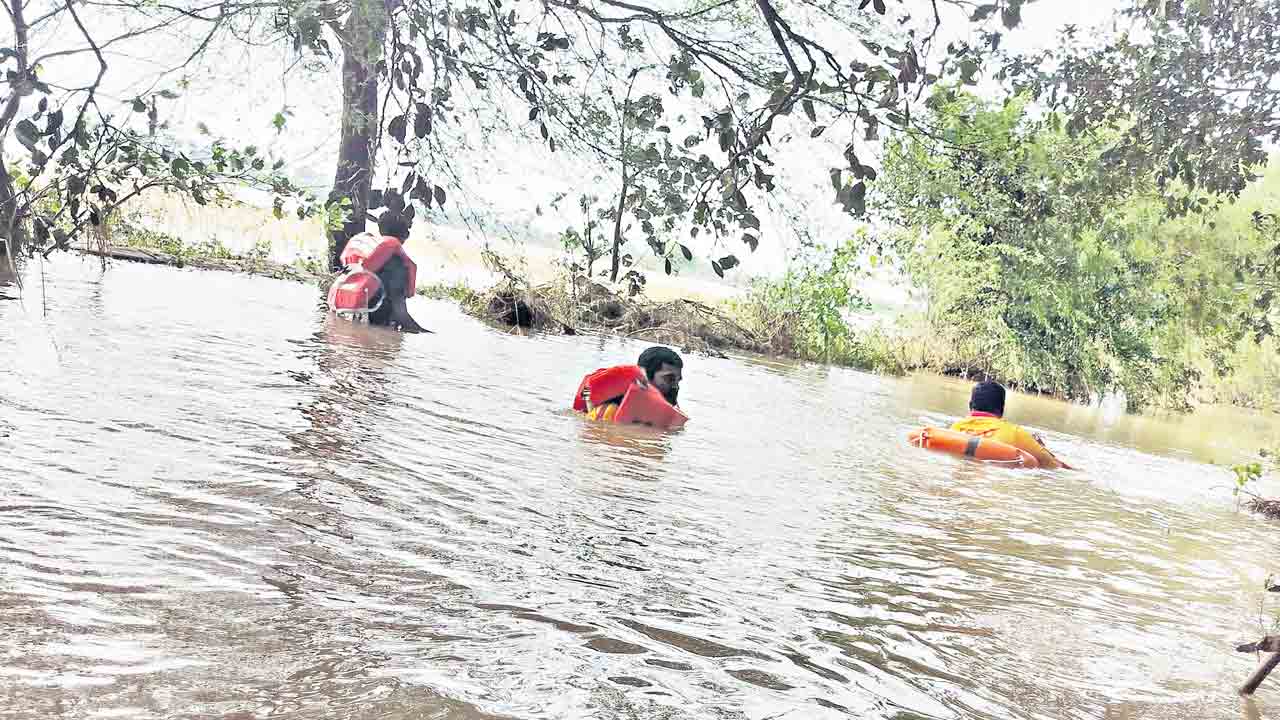 వరదలో దంపతులు గల్లంతు