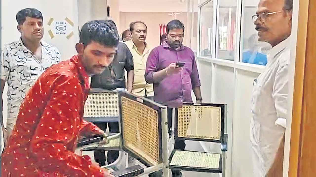 వ్యవసాయ శాఖ ఫర్నిచర్‌ జప్తునకు యత్నం