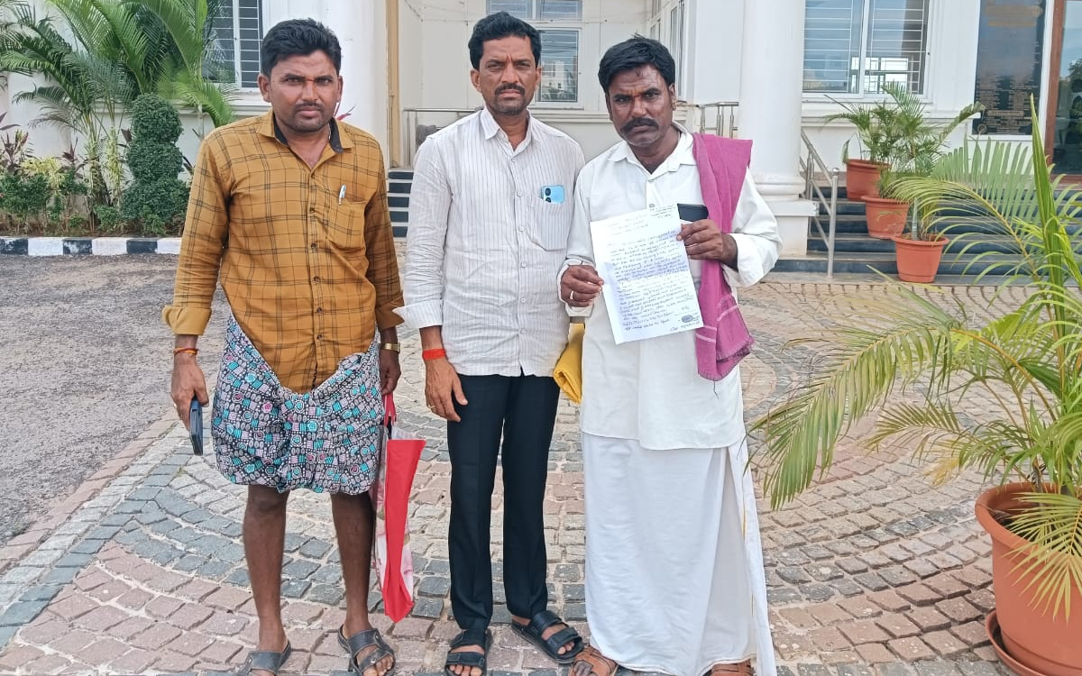 నిందితులను వదిలి బాధితులపై కేసు పెట్టారు.. కేటిదొడ్టి ఎస్ఐపై జిల్లా ఎస్పీకి ఫిర్యాదు