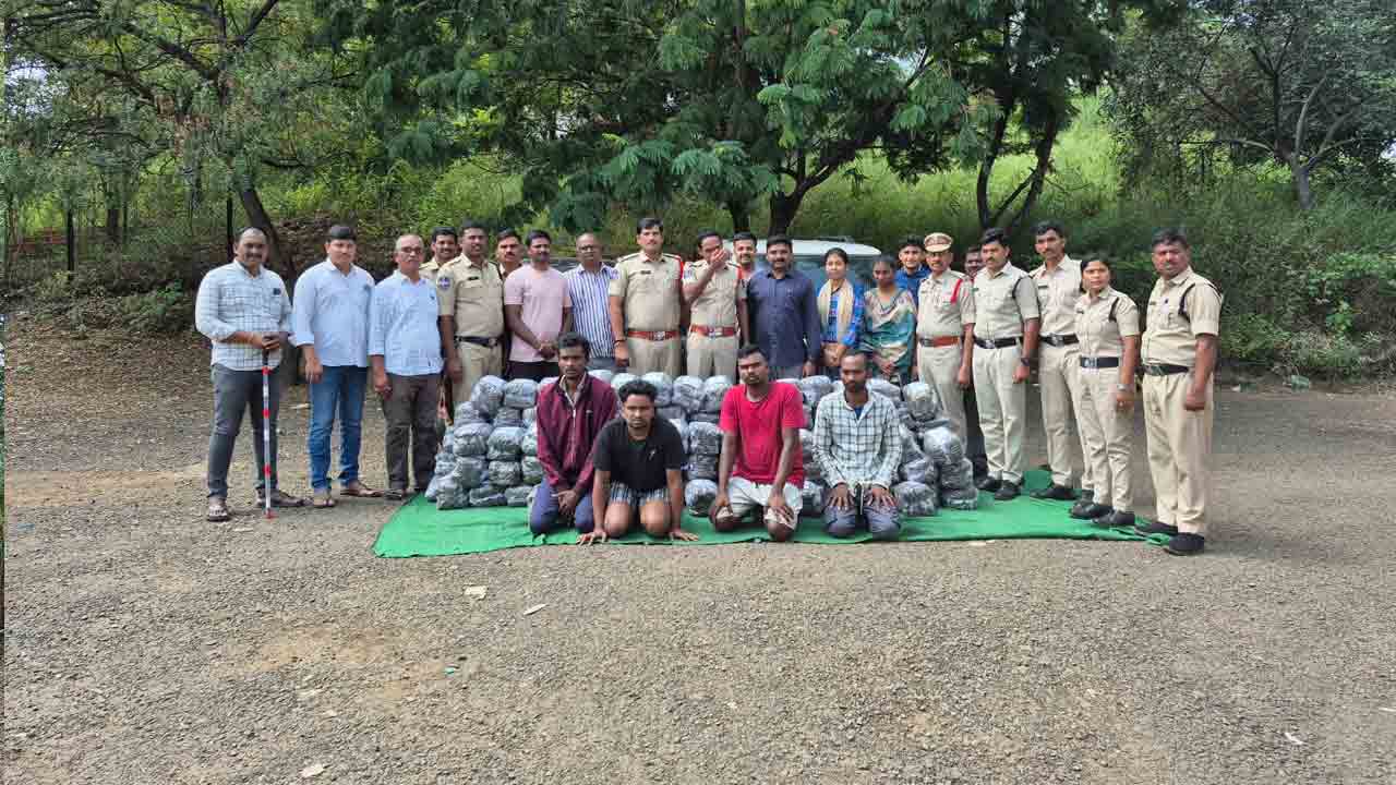 Ganja | గంజాయి బ్యాచ్‌.. వాహనాలను వదిలి పారిపోతుంటే చేజ్ చేసి ప‌ట్టుకున్న పోలీసులు