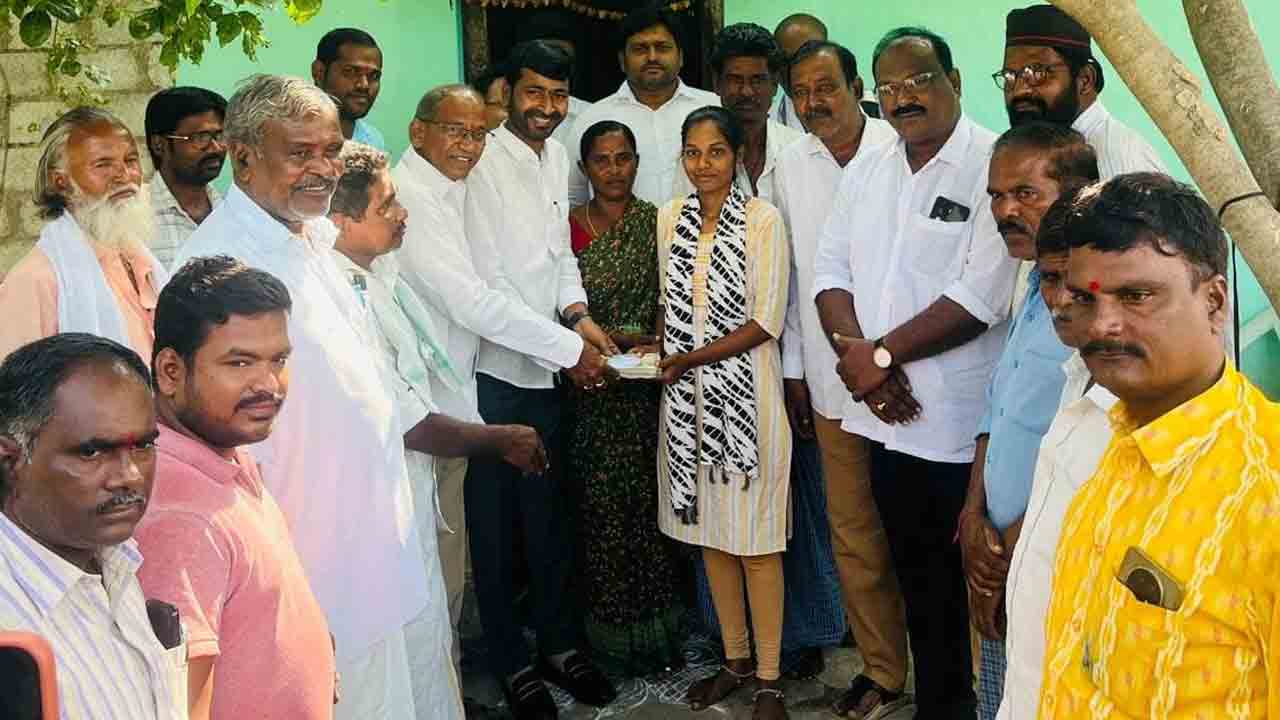 మెడిసిన్‌ విద్యార్థికి ఆర్థిక సహాయం అందజేసి కాంగ్రెస్‌ నాయకులు