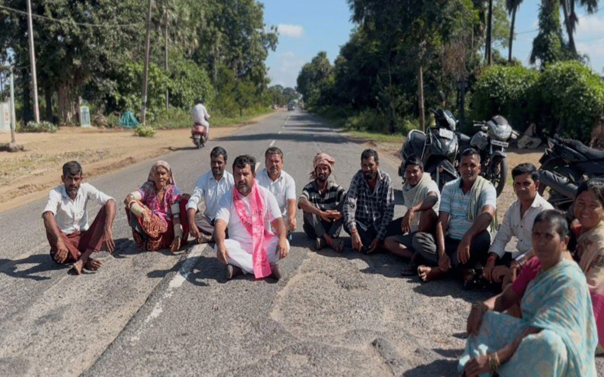 Julurupadu : రహదారుల మరమ్మతులు చేపట్టాల‌ని బీఆర్ఎస్ నాయ‌కుల నిర‌స‌న‌