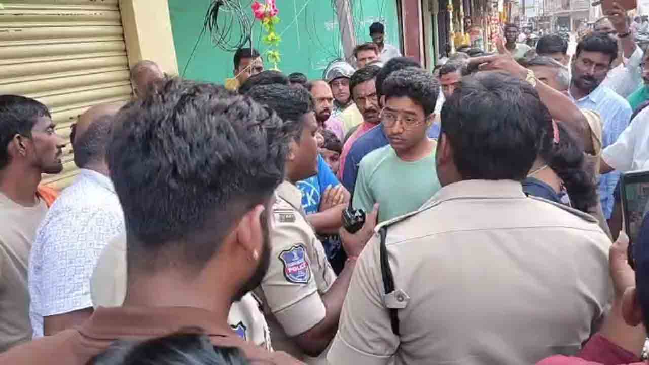 Godavari khani | కూల్చివేతలను అడ్డుకున్న స్థానికులు..గోదావరిఖనిలో ఉద్రిక్తత :వీడియో