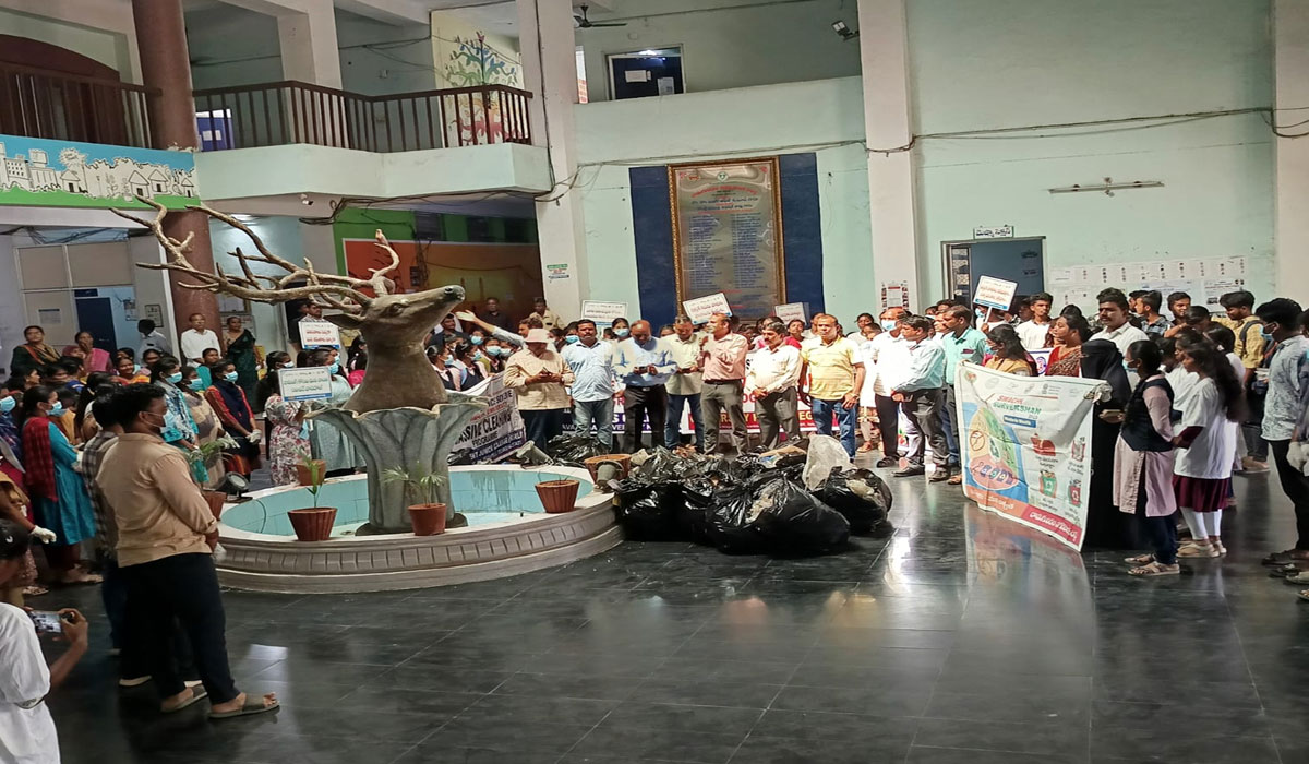 Mass cleanliness program | ‘స్వచ్ఛ’ బాటలో గోదావరిఖని ప్రభుత్వ కళాశాలల బాలికలు.. బస్టాండ్ ఏరియాలో సామూహిక పరిశుభ్రత కార్యక్రమం