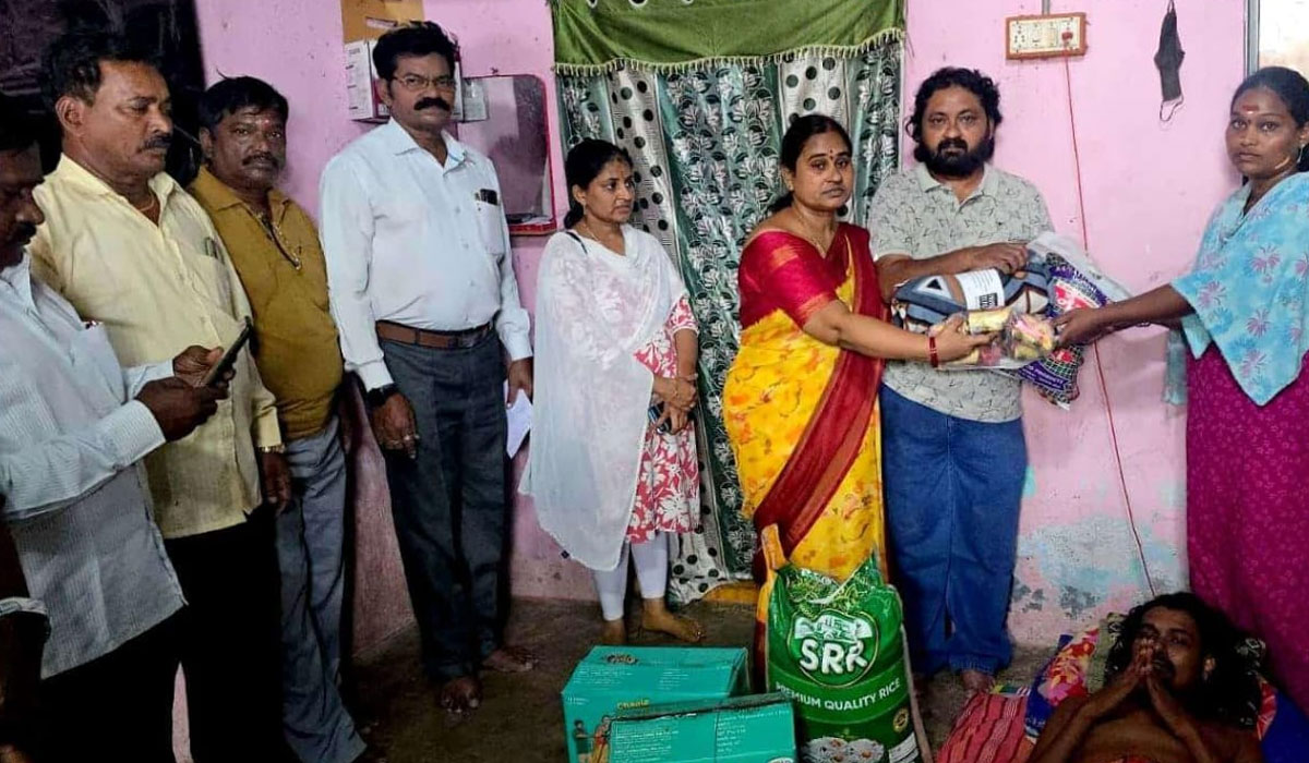 Godavarikhani | కన్నీళ్లను దిగమింగుకొని.. మరో కుటుంబం కన్నీళ్లు తుడిచి.. పుట్టెడు దుఃఖంలోనూ మానవత్వం చాటిన దంపతులు