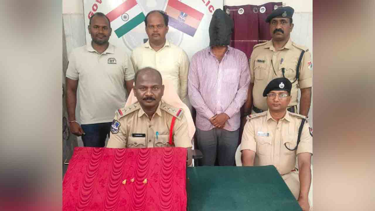 Thief arrest | వరంగల్ రైల్వే స్టేషన్‌లో బంగారు ఆభరణాల దొంగ అరెస్ట్