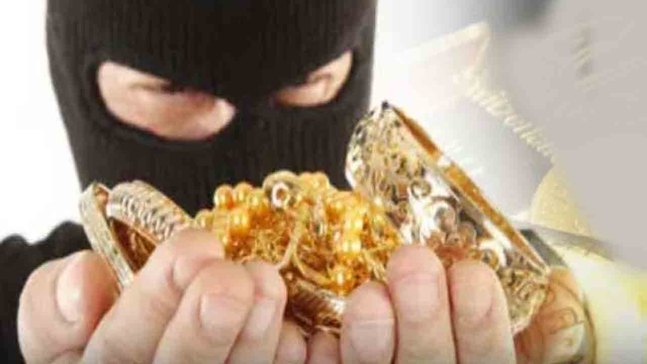 బర్త్‌డే వేడుకలకు వెళ్లగా.. 26 తులాల బంగారం, అరకిలో వెండి, నగదు అపహరణ