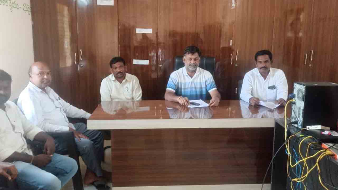 Grain purchase centres | కొనుగోలు కేంద్రాల్లోనే రైతులు వరి ధాన్యాన్ని అమ్ముకోవాలి..