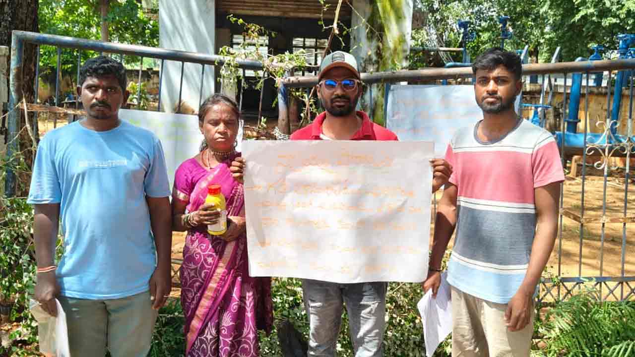 న్యాయం జరగకపోతే పురుగుల మందు తాగి చస్తాం.. శ్రీ సత్యసాయి తాగునీటి పంప్ హౌస్‌కు తాళం