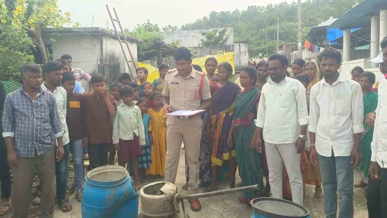 Narnoor | గుడుంబా స్థావరం పై ఆదివాసీ మహిళల దాడి