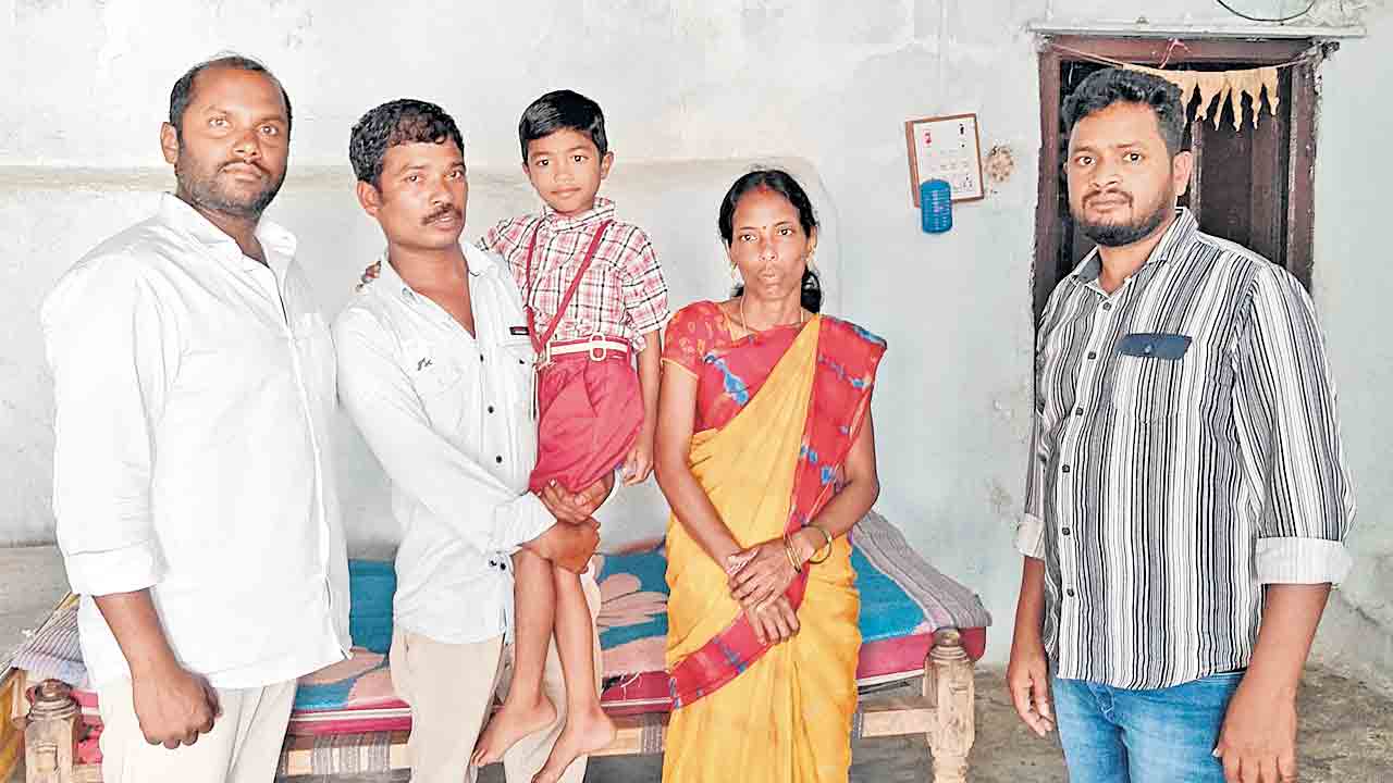 కేటీఆర్ సాయం.. స్వగ్రామానికి గల్ఫ్ బాధితుడు