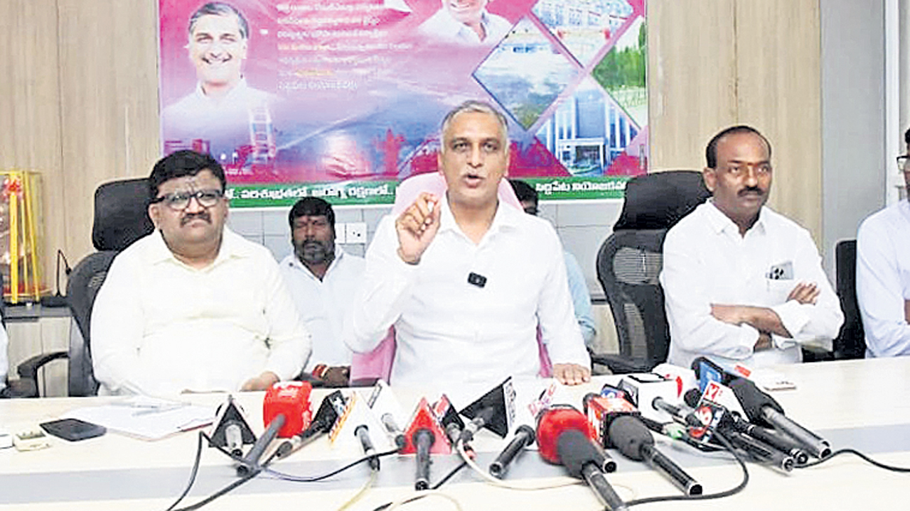 Harish Rao | కేంద్ర ఉద్యోగులకు డీఏ .. రాష్ట్ర ఉద్యోగులకు ఏదీ.. ఐదు డీఏలు ఎగ్గొట్టిన ఘనుడు సీఎం రేవంత్‌?