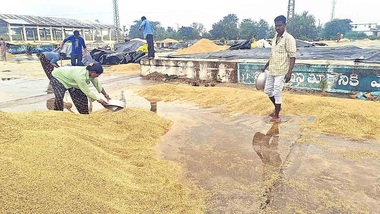 వడ్లు వరద పాలు.. రైతుల కండ్లలో నీళ్లు.. భారీ వర్షానికి తడిసిన ధాన్యం
