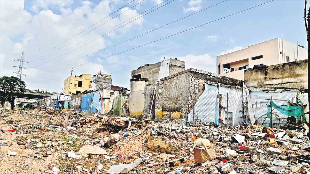 బస్తీలు ఖాళీ చేయించేందుకు కాంగ్రెస్‌ కుట్ర