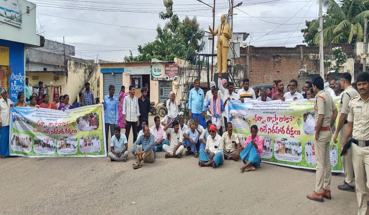 IKP purchasing center | బొమ్మనపల్లిలో ఐకేపీ కొనుగోలు కేంద్రానికి ప్రభుత్వ స్థలం కేటాయించాలని రాస్తారోకో
