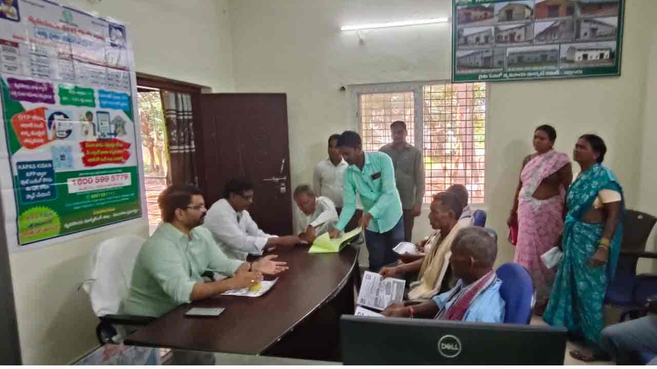 రైతులు తమ పత్తి పంటను సీసీఐలోనే అమ్ముకోవాలి