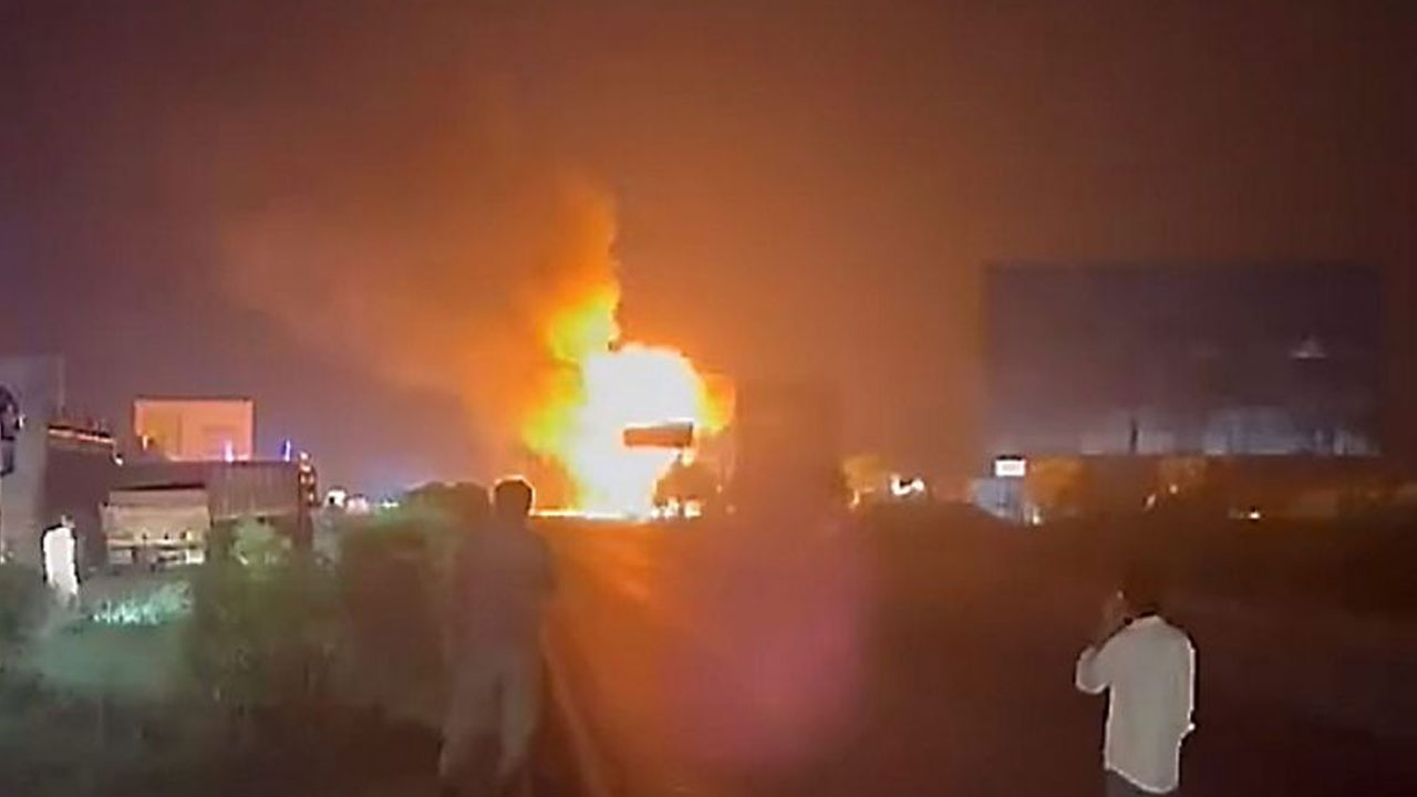 Highway Explosions: ఎల్పీజీ సిలిండర్లతో వెళ్తున్న ట్రక్కును ఢీకొన్న ట్యాంకర్..  జైపూర్-అజ్మీర్ హైవేపై భారీ ప్రమాదం