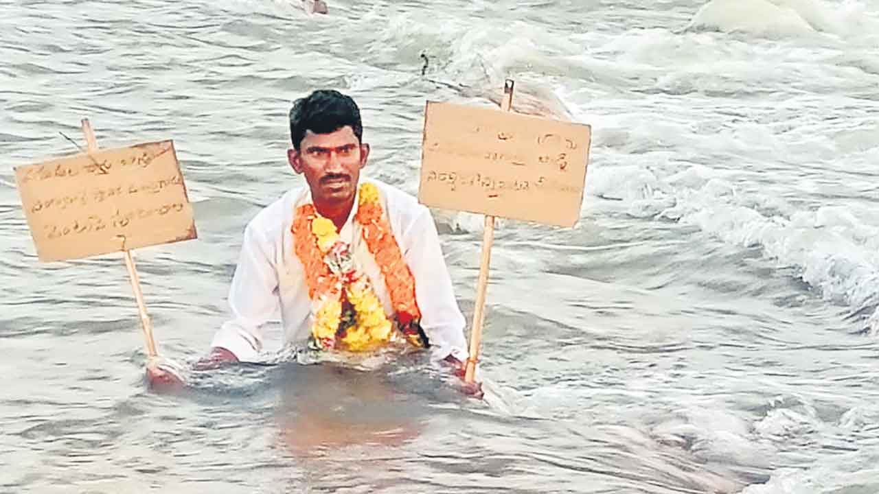 కాంగ్రెస్‌ సర్కారు నిర్లక్ష్యంపై జలదీక్ష