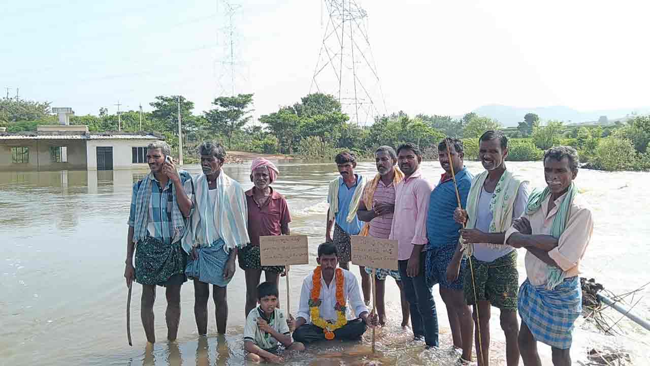 Kollapur | ప్రమాదకర వాగులో యువ‌కుడి జ‌ల‌దీక్ష‌.. మంత్రి జూపల్లి స్పందించే వరకు దీక్ష కొనసాగిస్తా