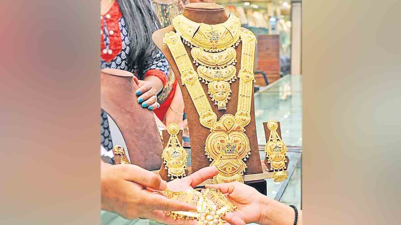 ఈ స్టాక్స్‌కు ఏమైంది?.. బంగారం, వెండి ధరలు భారీగా పెరిగినా నష్టాల్లో జ్యుయెల్లరీ షేర్లు