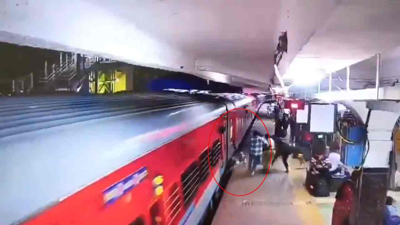 Kacheguda Railway Station | కాచిగూడ రైల్వే స్టేషన్లో ప్రయాణికుడికి తప్పిన ప్రమాదం.. వీడియో