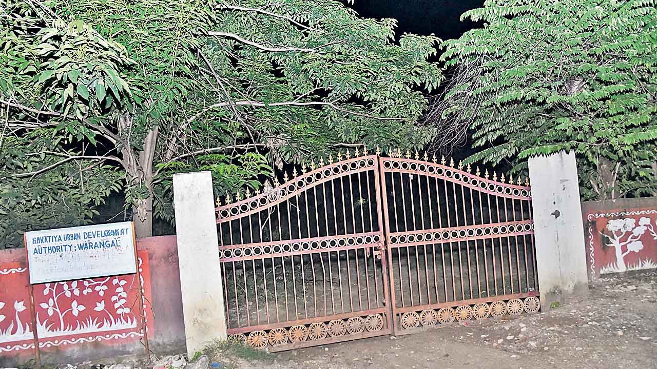 కాంగ్రెస్‌ నాయకుల భూదందా!