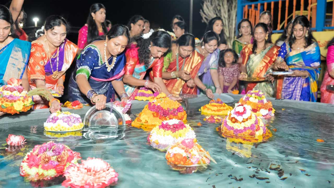 Bathukamma | కాన్సాస్ సిటీలో ఘనంగా బతుకమ్మ సంబరాలు