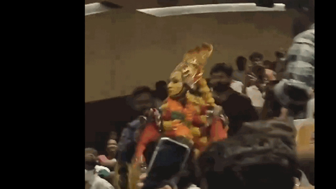 Kantara Chapter 1 | కాంతార చాప్టర్ 1 థియేటర్లో ప్రత్యక్షమైన‌ పంజుర్లి దేవుడు.. ఒక్క‌సారి అంతా షాక్