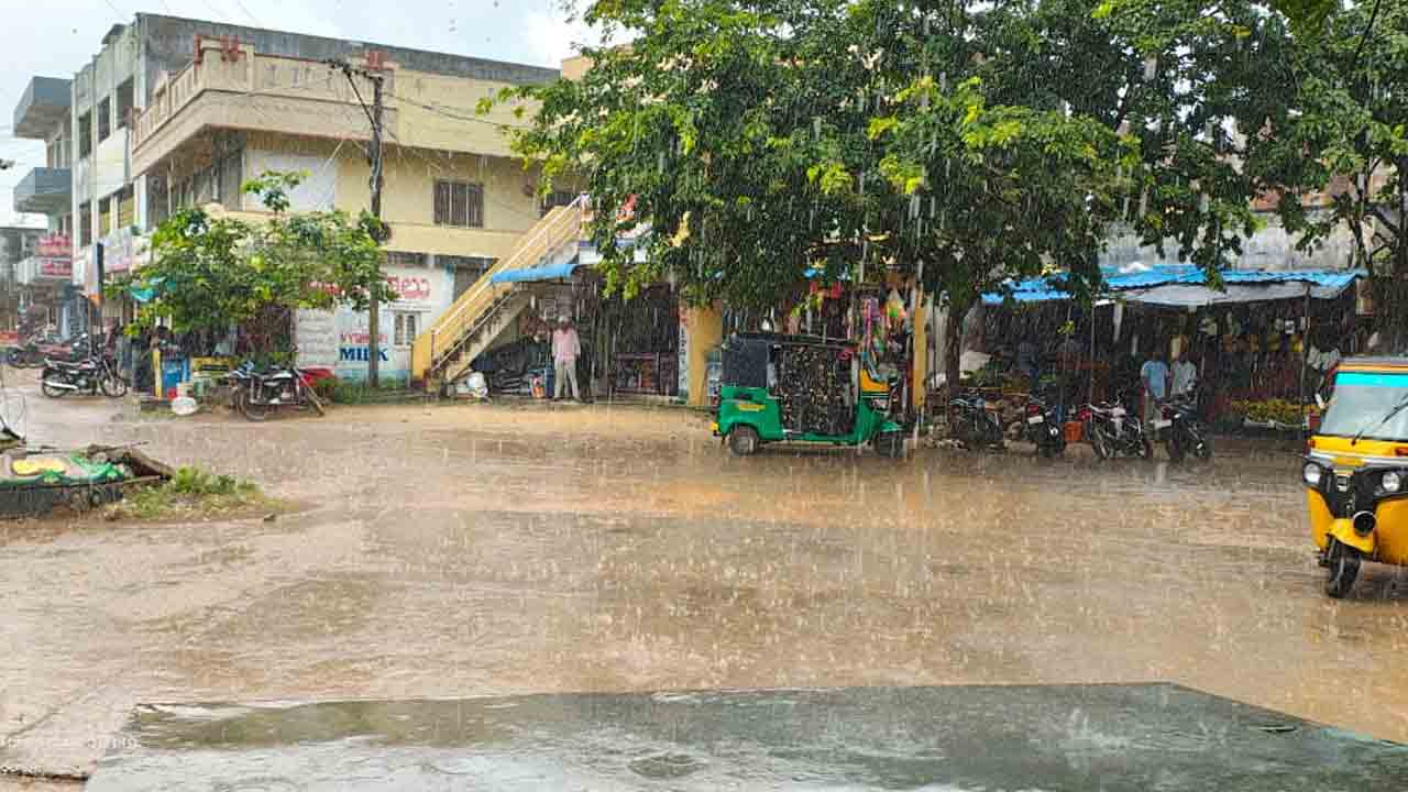 Karepalli | కారేపల్లి మండలంలో దంచి కొట్టిన వాన.. స్తంభించిన జనజీవనం