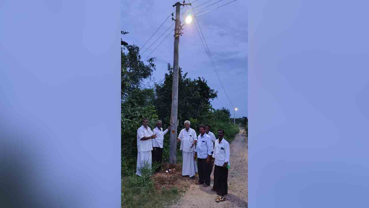Karepalli | శివాలయానికి వెళ్లే దారికి విద్యుత్ స్తంభాలు వితరణ