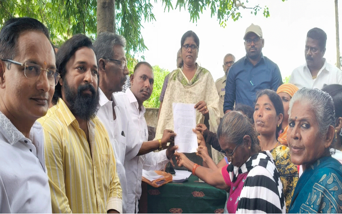 Karepally : 'రైల్వే లైన్ భూ నిర్వాసితులకు మార్కెట్ రేటు చెల్లించాలి'