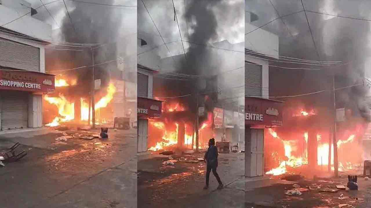 Karimnagar | క‌రీంన‌గ‌ర్‌లో భారీ అగ్నిప్ర‌మాదం.. బ‌ట్ట‌ల షాపులో చెల‌రేగిన మంట‌లు