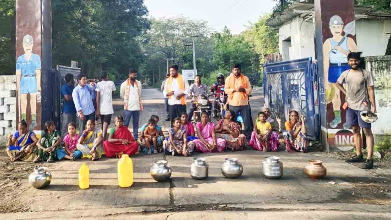 Kasipeta | తాగు నీటి సమస్య పరిష్కరించాలని కాసిపేట గని ముందు నిరసన
