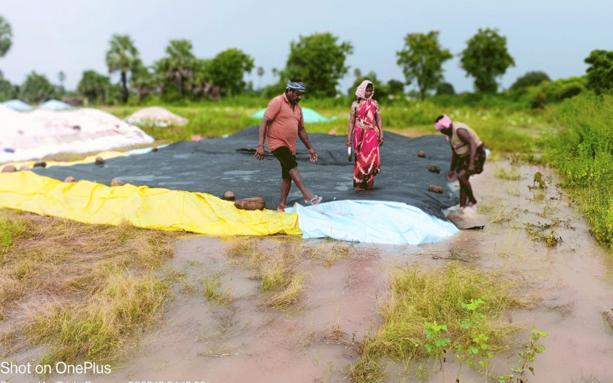 Kattangur : కొనుగోలు కేంద్రాల్లో తడిచిన ధాన్యం.. పట్టించుకోని అధికారులు