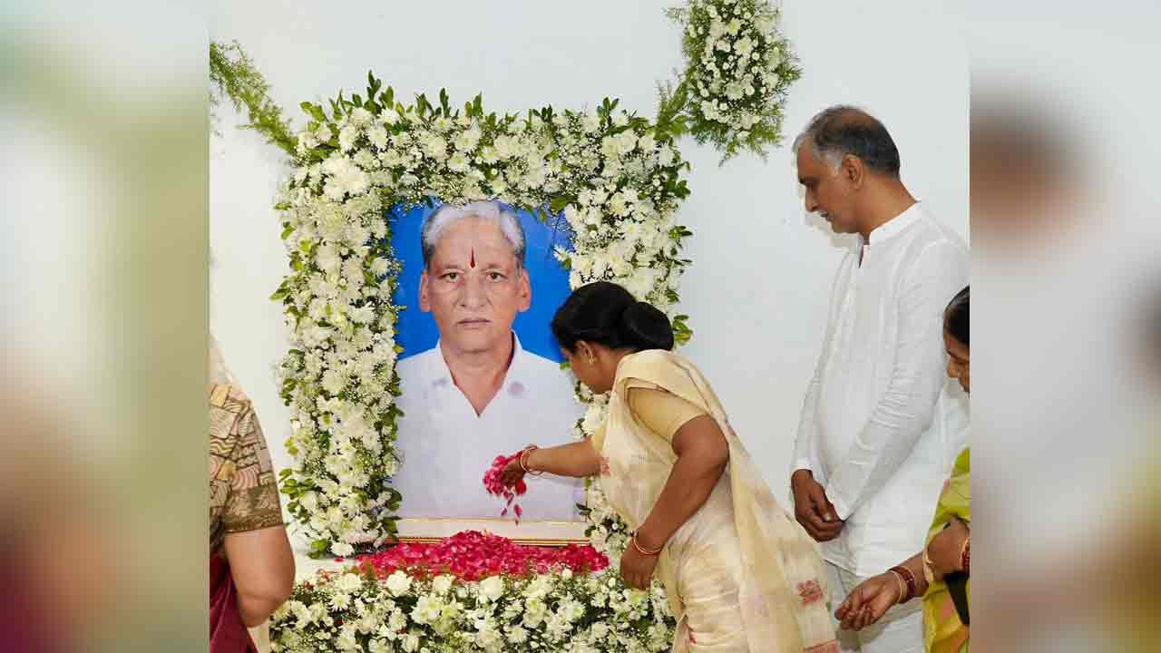 MLC Kavitha | హ‌రీశ్‌రావు తండ్రి చిత్ర‌ప‌టానికి ఎమ్మెల్సీ క‌విత నివాళి