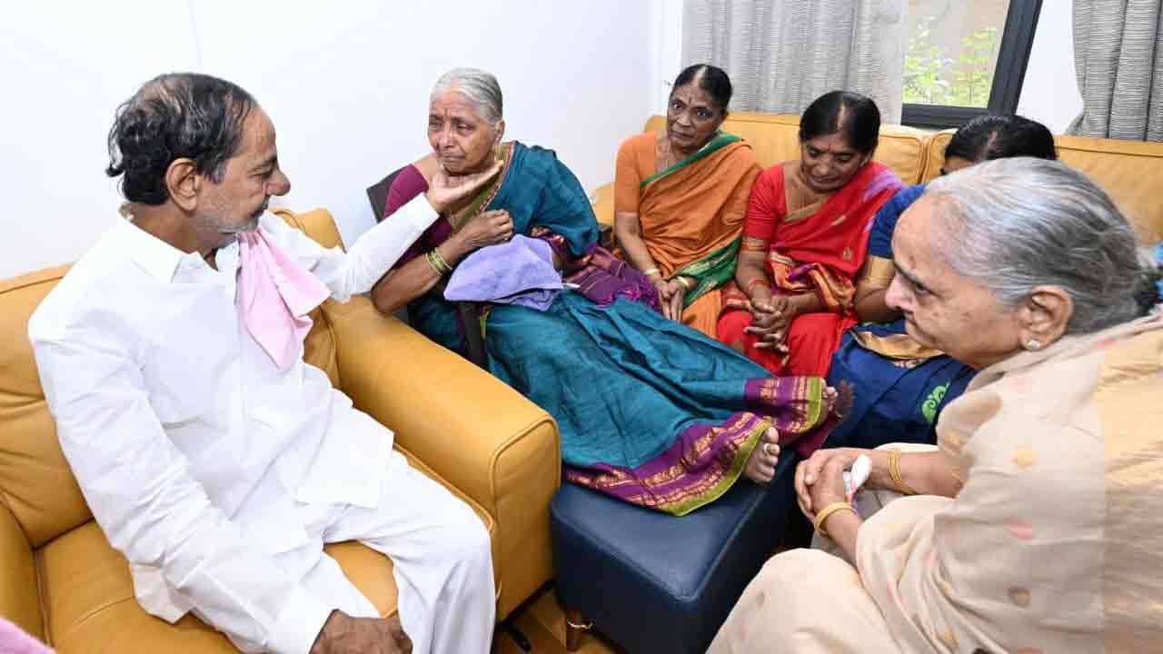 KCR | అక్క లక్ష్మమ్మను ఓదార్చిన బీఆర్ఎస్ అధినేత కేసీఆర్