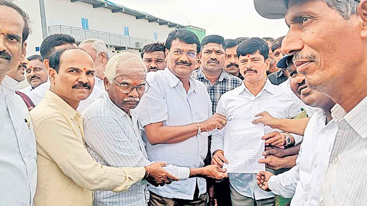 విద్యాలయాలను తరలించొద్దు..