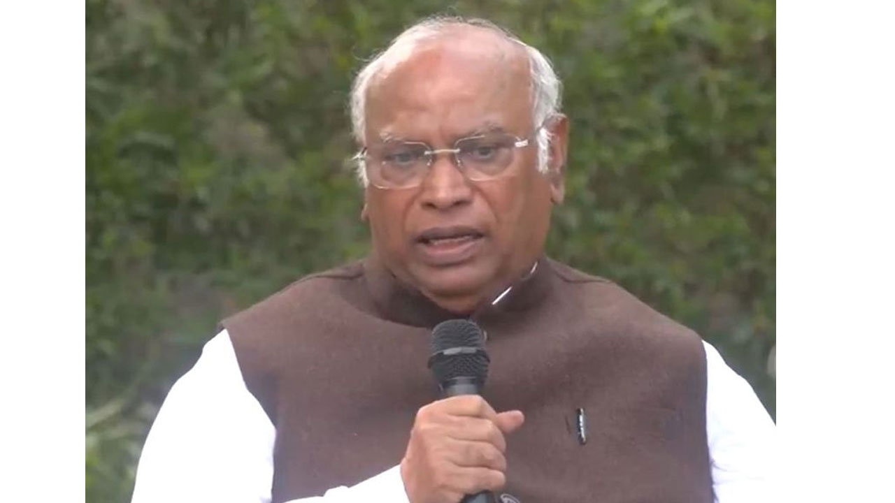 Mallikarjun Kharge: ఆర్ఎస్ఎస్ను బ్యాన్ చేయండి: మల్లిఖార్జున్ ఖర్గే