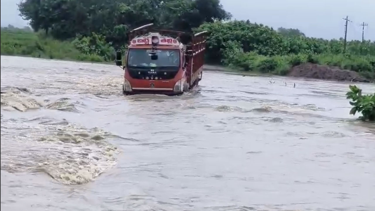 DCM washed away | నిమ్మవాగులో కొట్టుకుపోయిన డీసీఎం ..డ్రైవర్ గల్లంతు : వీడియో