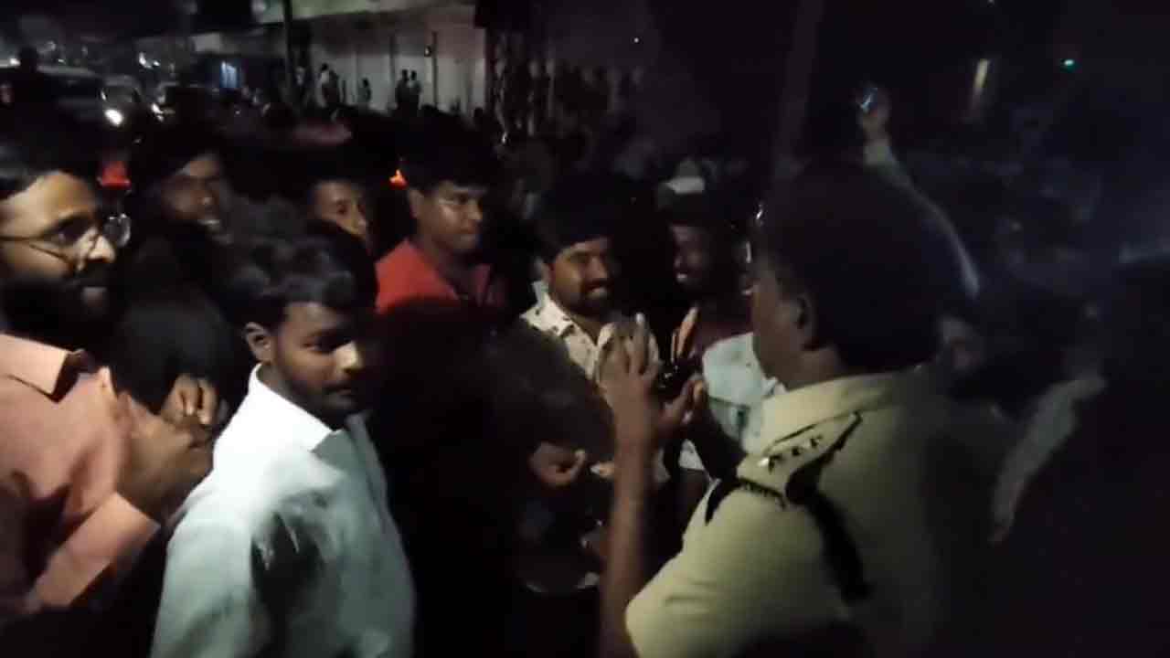 Kodangal | మీకు దండం పెడతాం కాసేపు ఓపిక పట్టండి!.. రేవంత్ ప‌ర్య‌ట‌న వేళ ప్ర‌జ‌ల‌ను వేడుకున్న పోలీసు అధికారి