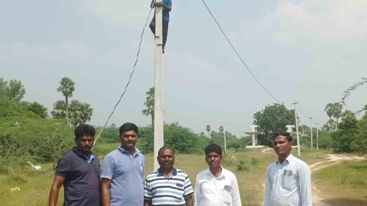 Chanduru | పుల్లెంల స్మశానవాటికలో విద్యుత్ స్తంభాలు ఏర్పాటు