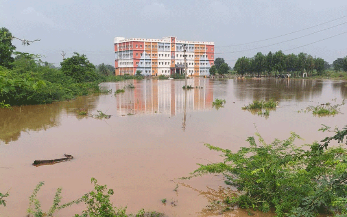 Devarakonda Rural : జల దిగ్బంధంలో కొమ్మేపల్లి గిరిజన గురుకుల పాఠశాల