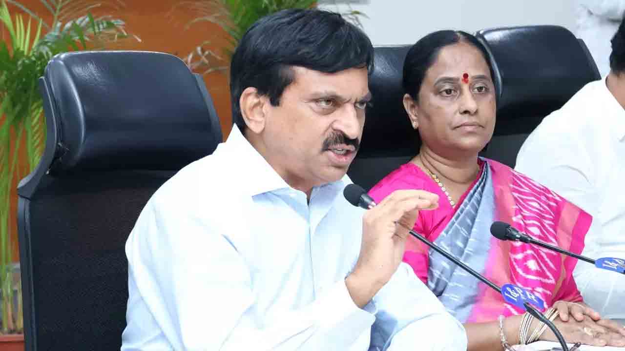 Konda Surekha | కాంగ్రెస్లో మేడారం టెండర్ల లొల్లి.. మంత్రి పొంగులేటిపై అధిష్ఠానికి కొండా దంపతుల ఫిర్యాదు