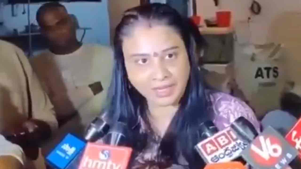 Konda Surekha | మమ్మల్ని వదిలేయండి అని రేవంత్ రెడ్డి కాళ్లు పట్టుకొని మొక్కాలా? : కొండా సురేఖ కూతురు