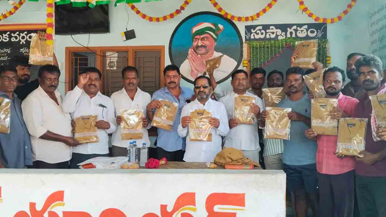 MLA Koram | లారీ యూనియన్ డ్రైవర్లకు దుస్తులు పంపిణీ చేసిన ఎమ్మెల్యే కోరం కనకయ్య