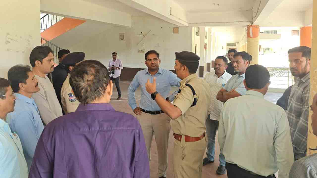 Collector Koya Sriharsha | స్ట్రాంగ్ రూంలను పరిశీలించిన కలెక్టర్ కోయ శ్రీహర్ష