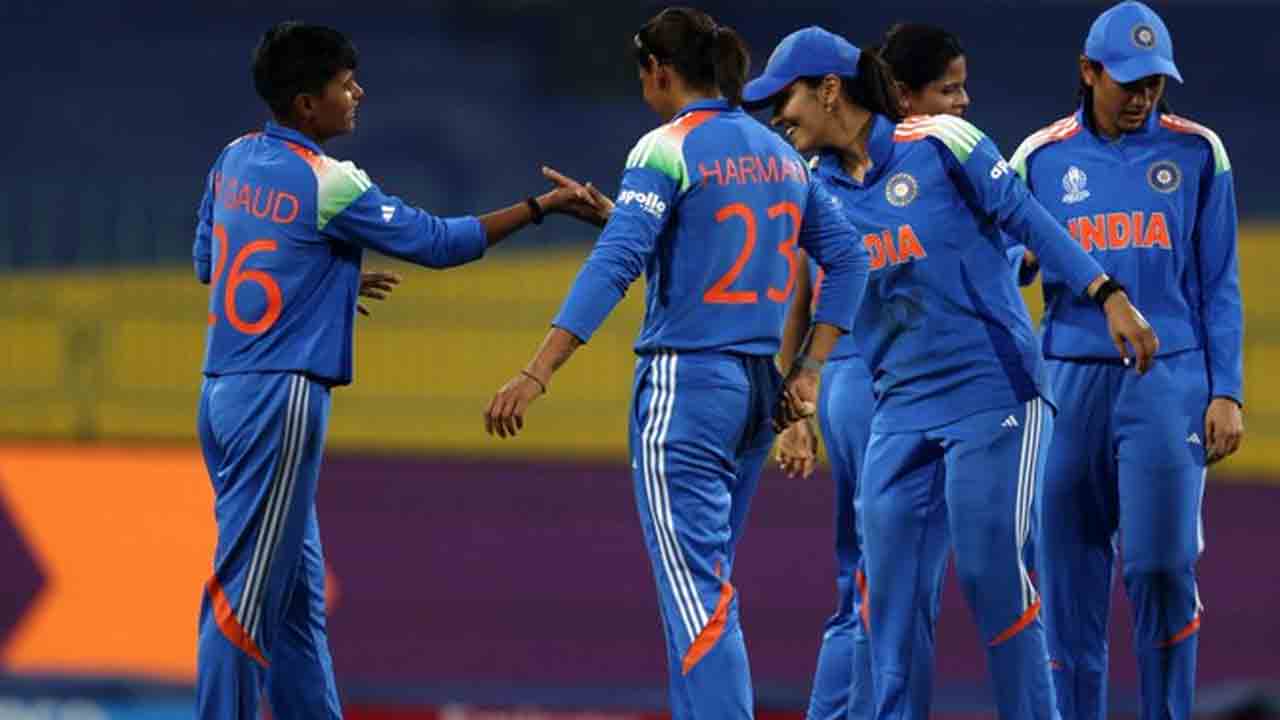 INDW vs PAKW | పవర్ ప్లేలో రెండు వికెట్లు.. మిడిలార్డర్‌పైనే భారమంతా..!