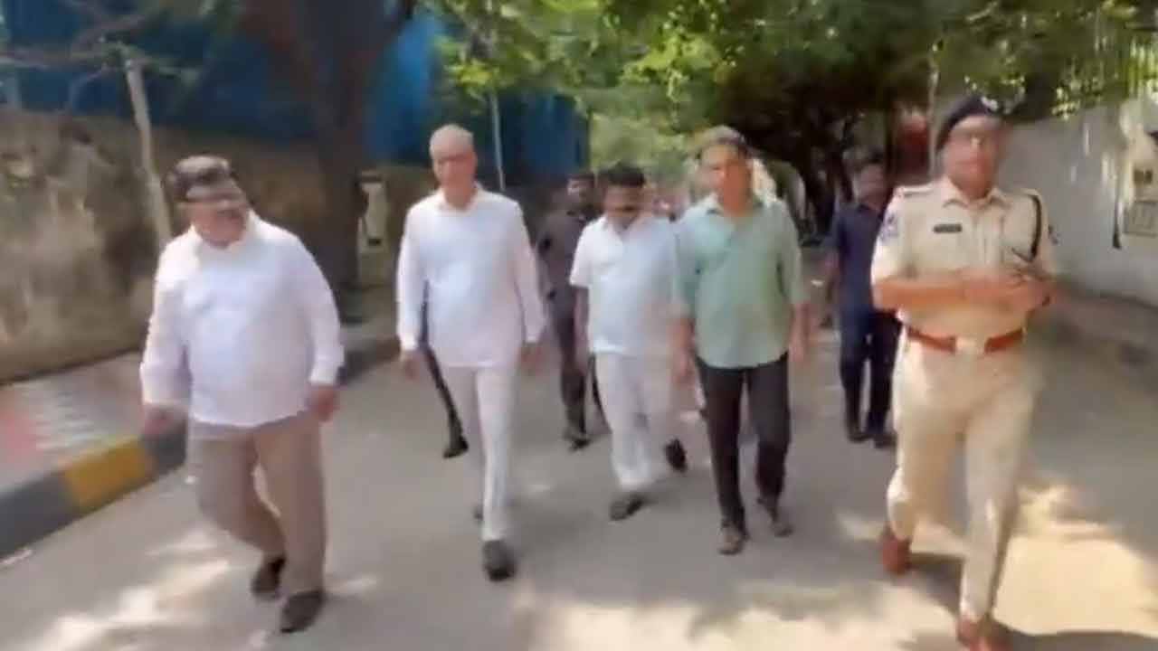 పోలీసుల వ‌ల‌యం దాటుకుని బ‌స్ భ‌వ‌న్‌లోకి చేరుకున్న కేటీఆర్, హ‌రీశ్‌రావు.. వీడియో